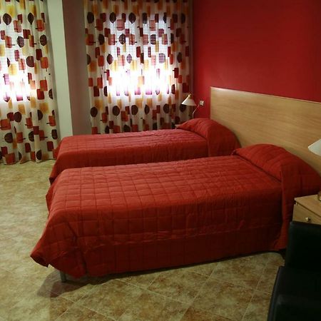 Hostal El Poligono La Roda Εξωτερικό φωτογραφία