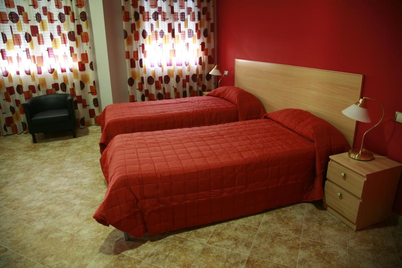Hostal El Poligono La Roda Εξωτερικό φωτογραφία