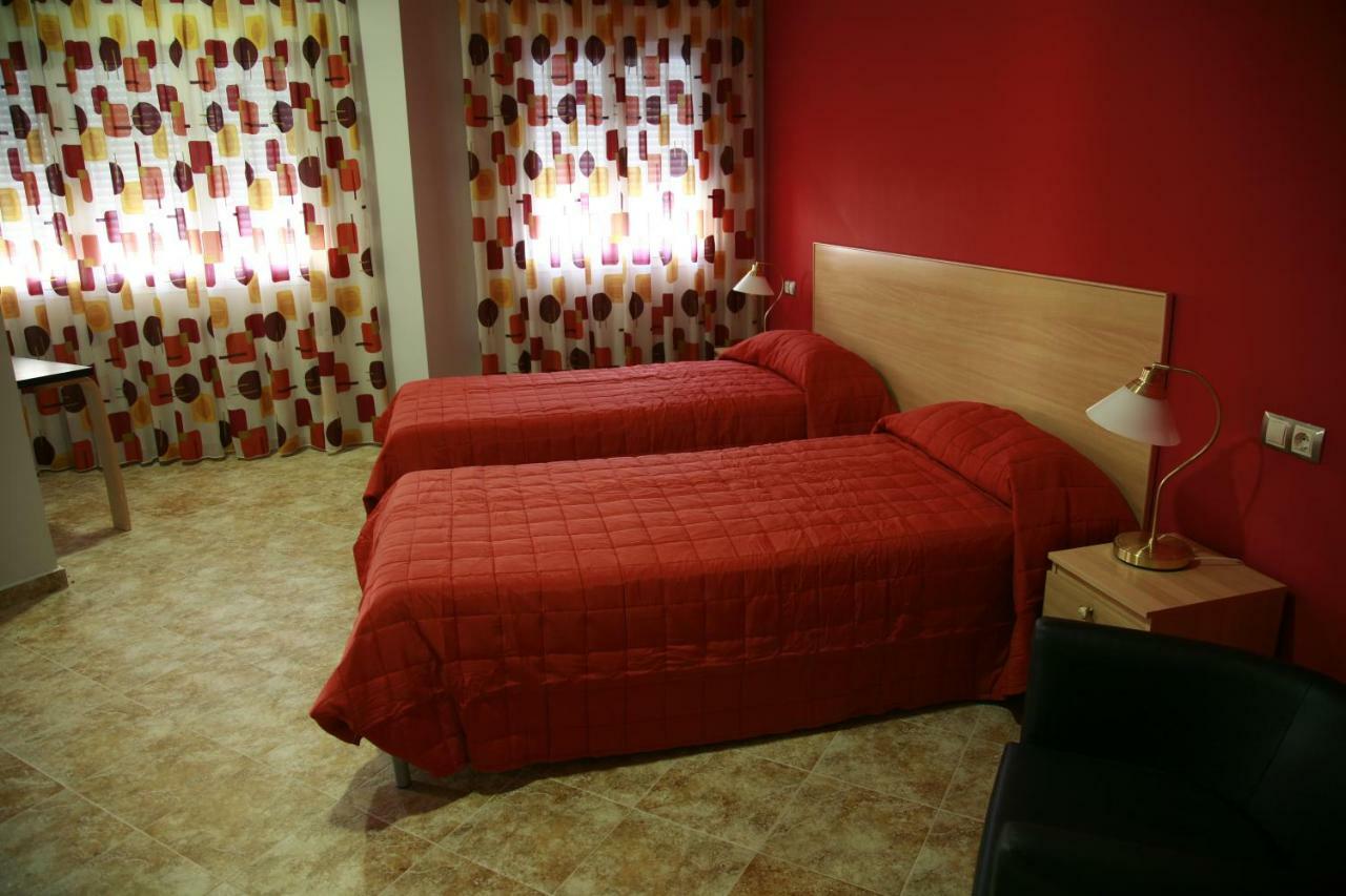 Hostal El Poligono La Roda Εξωτερικό φωτογραφία